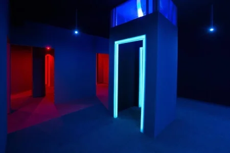 Laser game aréna iCOMBAT Bratislava – chodba s neónovým osvetlením