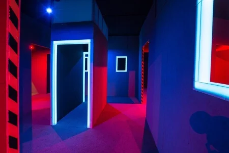 Laser game aréna iCOMBAT Bratislava – bludisko s prekážkami