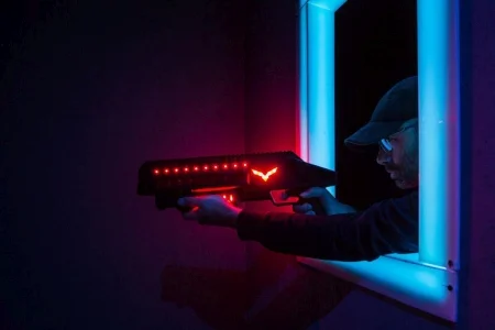 Hráč mieri laserovou zbraňou spoza prekážky – laser game Bratislava