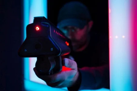Laser tag hráč so zbraňou v aréne iCOMBAT