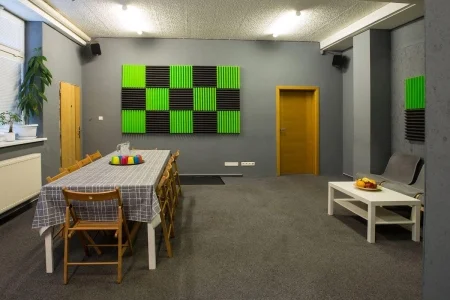 Miestnosť pre skupiny v iCOMBAT Bratislava – teambuilding a oslavy